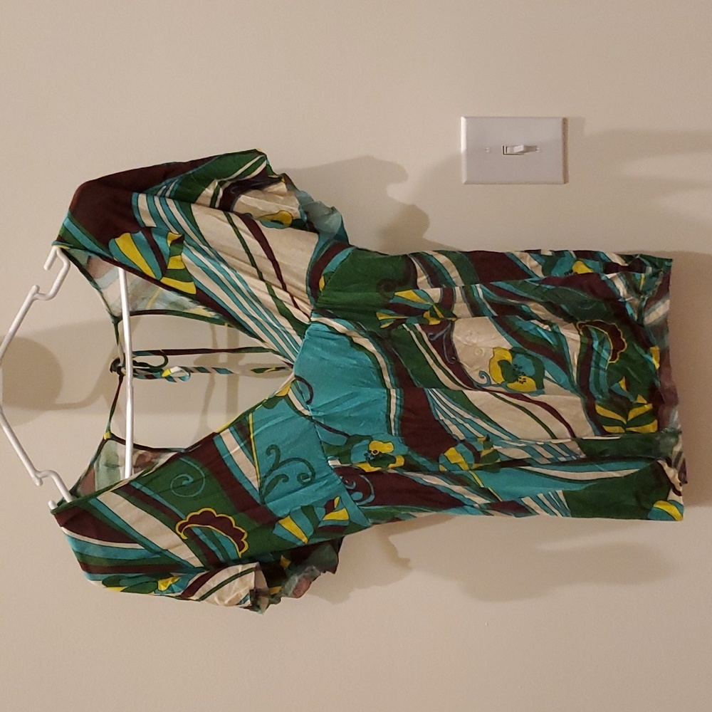 Bright patterned top with open back and adjustable tie